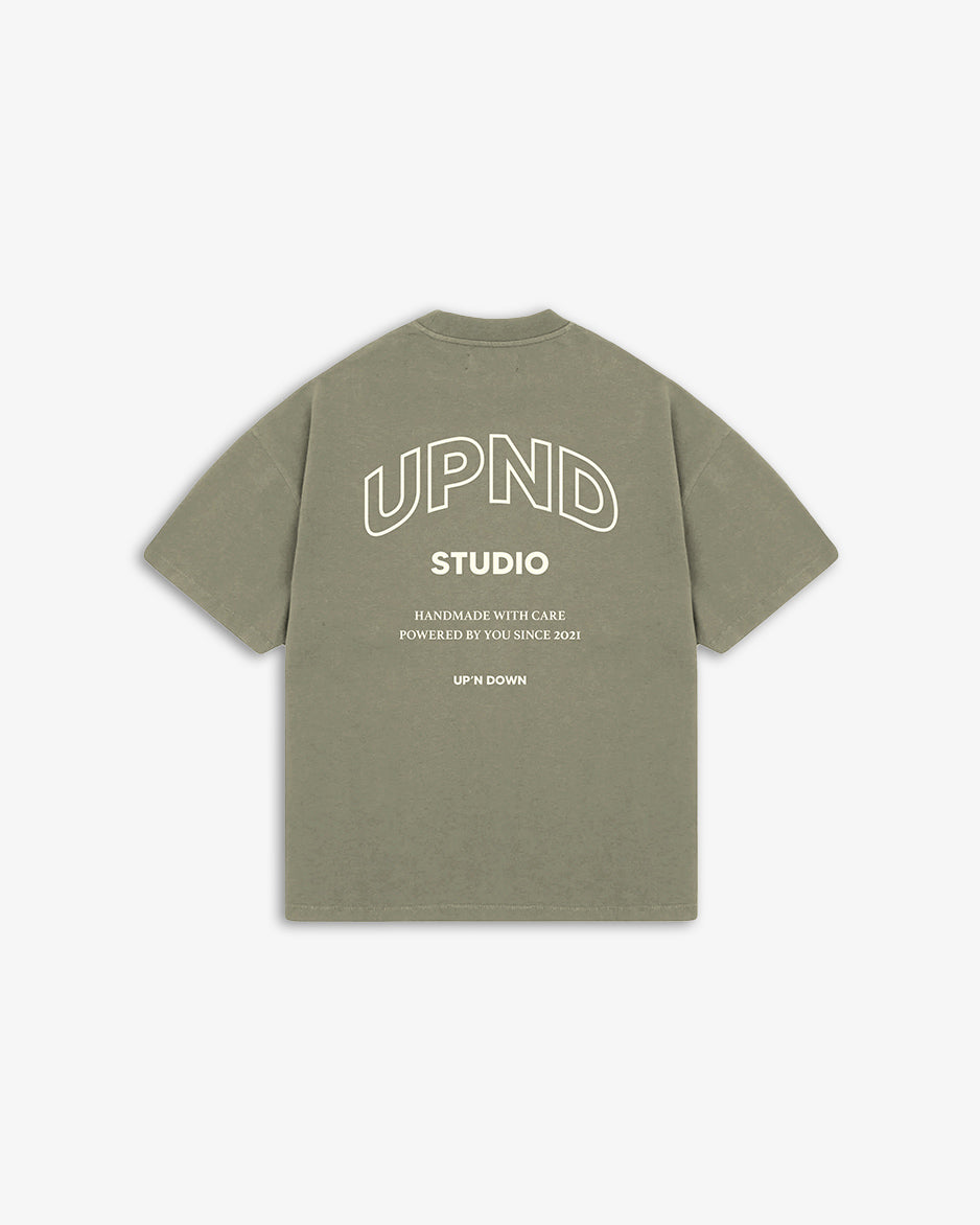 T-SHIRT OVERSIZED STUDIO — KAKI